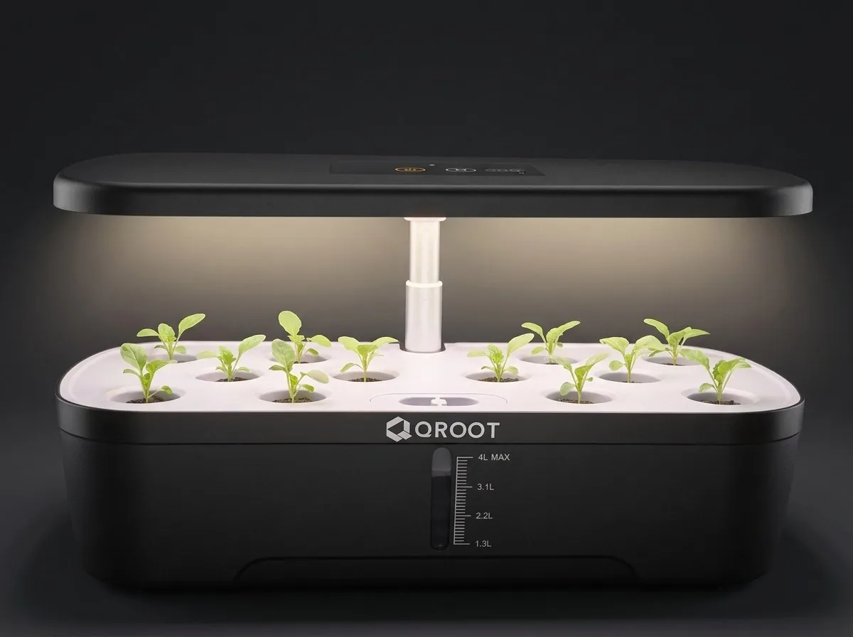 QROOT Plus with the full-spectrum grow light on
